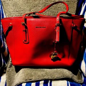 Michael Kors Voyager Leather Shoulder Bag in Crimson